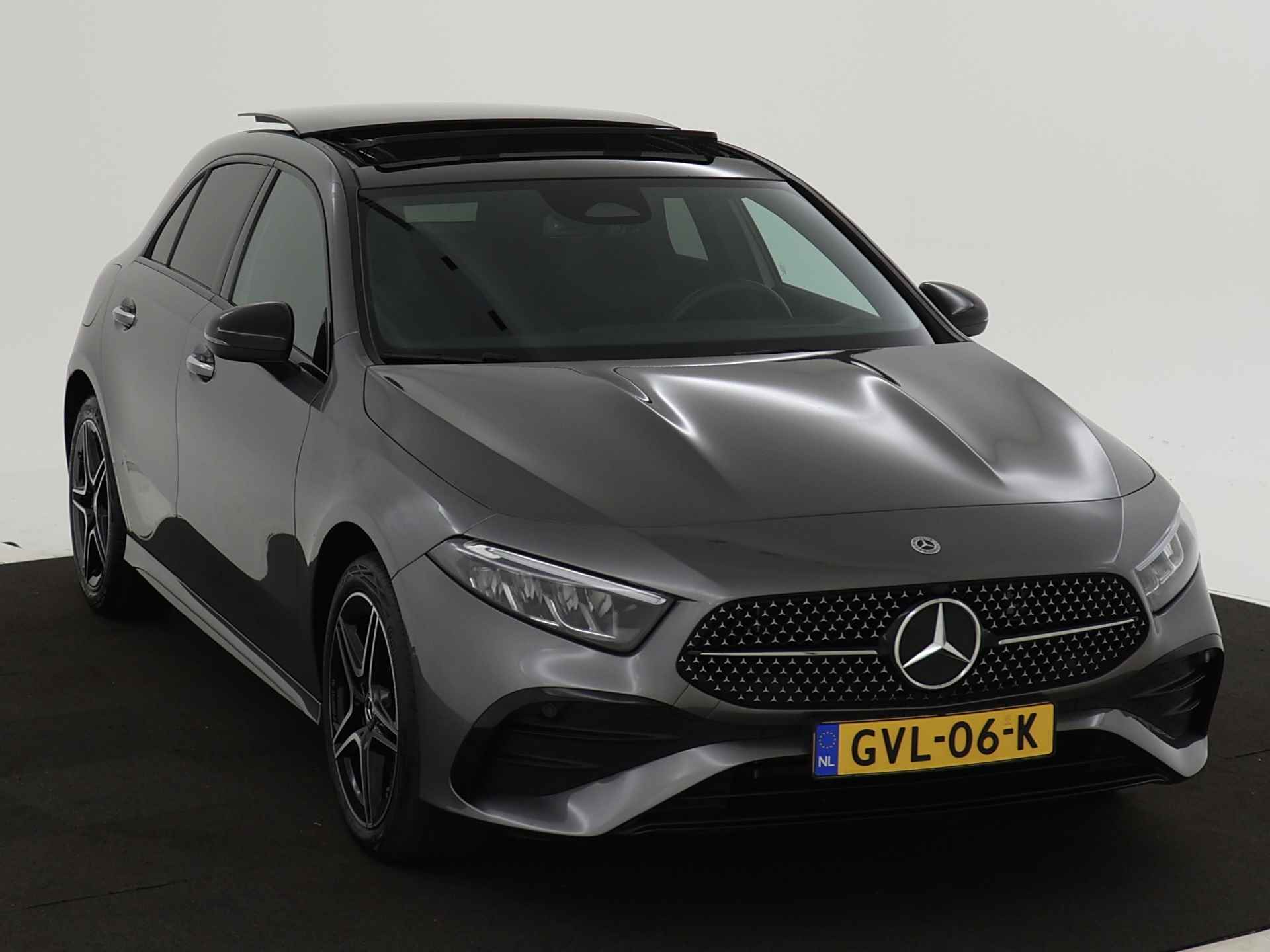 Mercedes-Benz A-Klasse 250 e AMG Face Lift Plug-In Hybride | Panorama Schuif-Kanteldak | AMG Styling | Night Pakket | Sfeerverlichting | Inclusief 24 maanden MB Certified garantie voor Europa. - 28/46