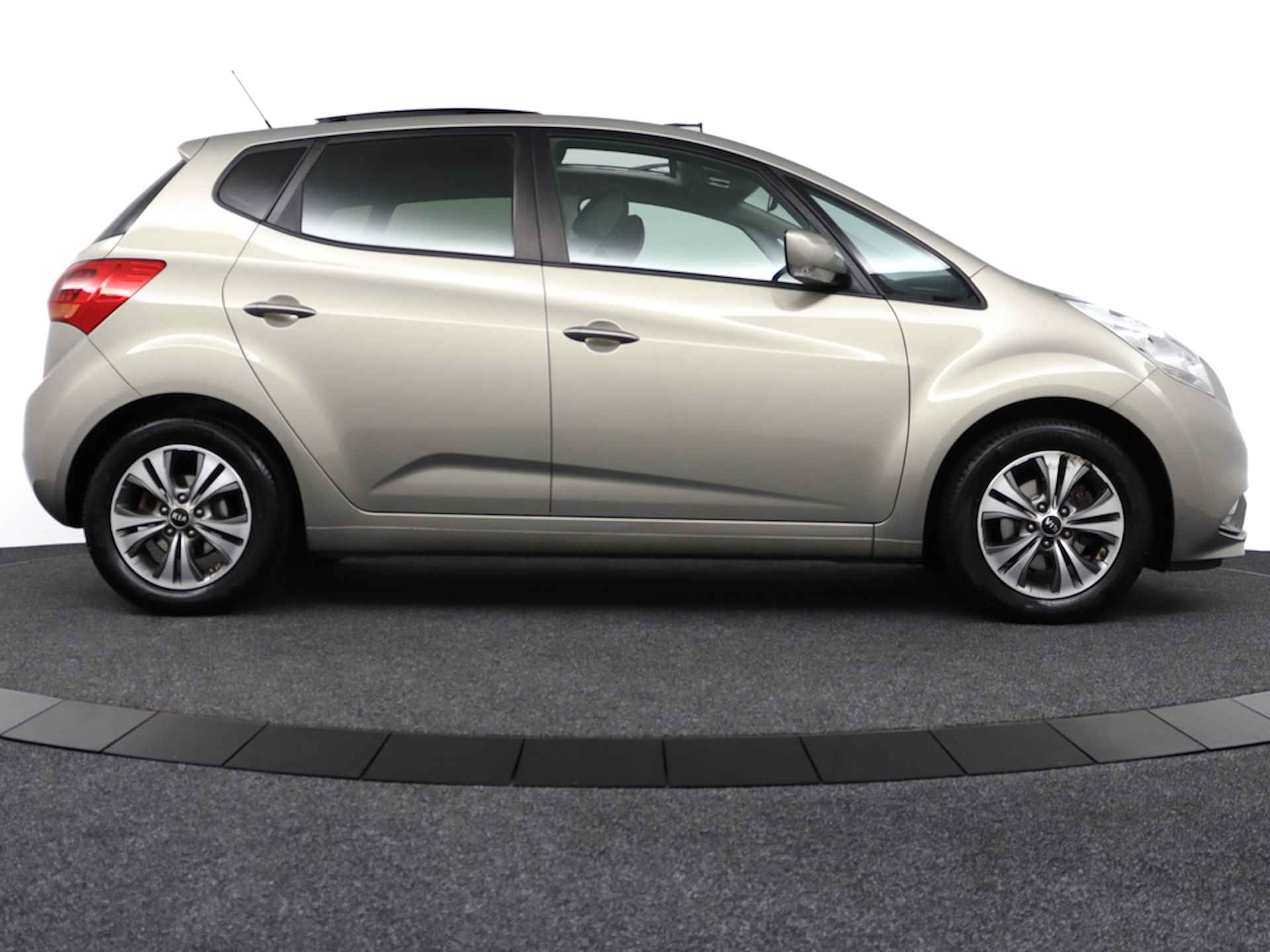 Kia Venga 1.4 CVVT DYNAMICPLUSLINE ECC/CRUISE/NAV/CAMERA/SCHUIF.DAK/PARK.SENS/LMV/TREKHAAK - 8/56