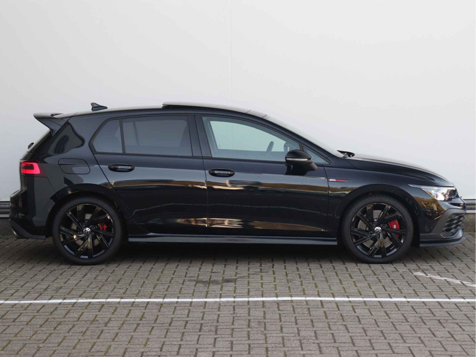 Volkswagen Golf 2.0 TSI GTI Clubsport | Panorama dak | Matrix LED | Achteruitrijcamera | Stoelverwarming | Black style | - 2/67