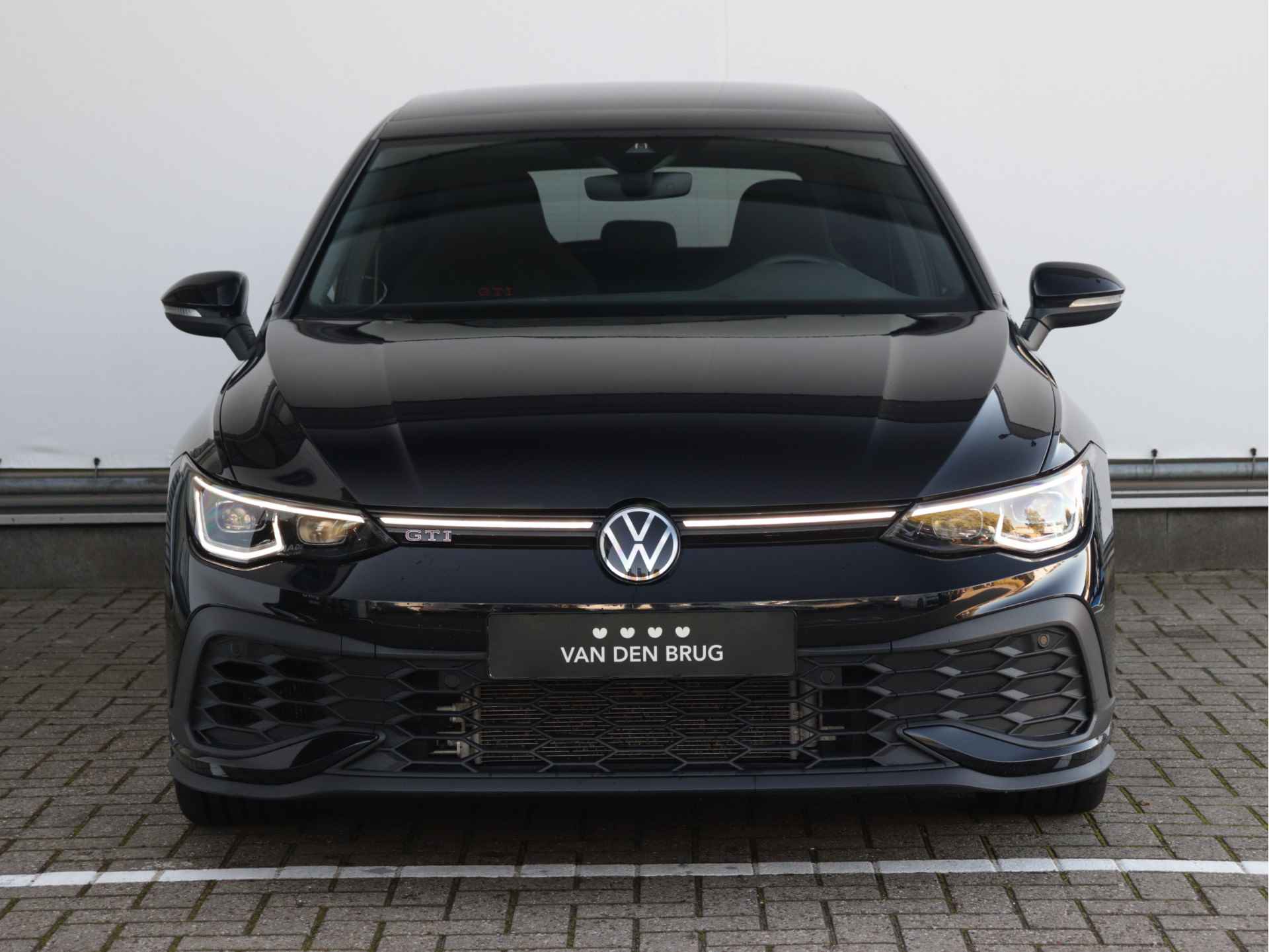 Volkswagen Golf 2.0 TSI GTI Clubsport | Panorama dak | Matrix LED | Achteruitrijcamera | Stoelverwarming | Black style | - 4/67