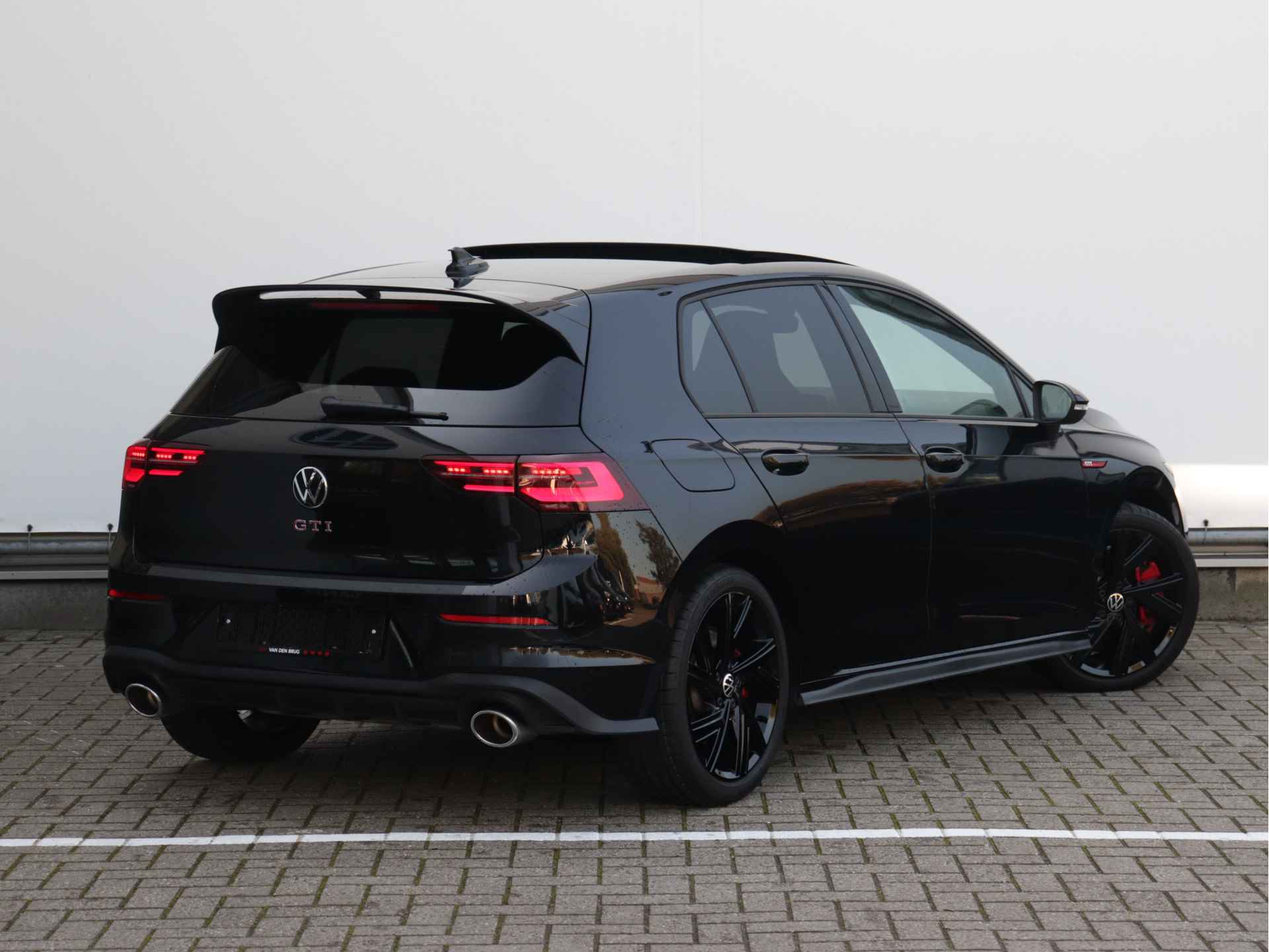 Volkswagen Golf 2.0 TSI GTI Clubsport | Panorama dak | Matrix LED | Achteruitrijcamera | Stoelverwarming | Black style | - 5/67