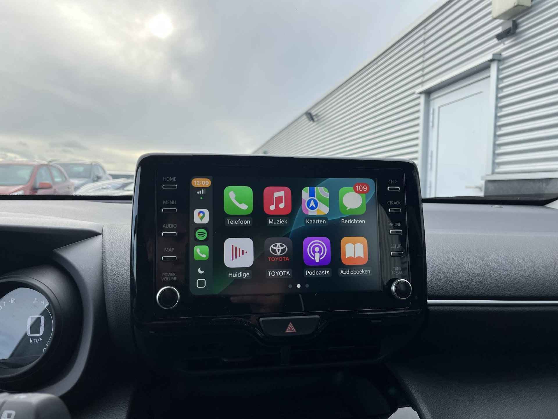 Toyota Yaris Cross 1.5 VVT-I Active Incl: AppleCarplay / AndroidAuto, Metallic Lak, Airco, LM velgen, ParkeerhulpCamera, Trekhaak. - 37/47