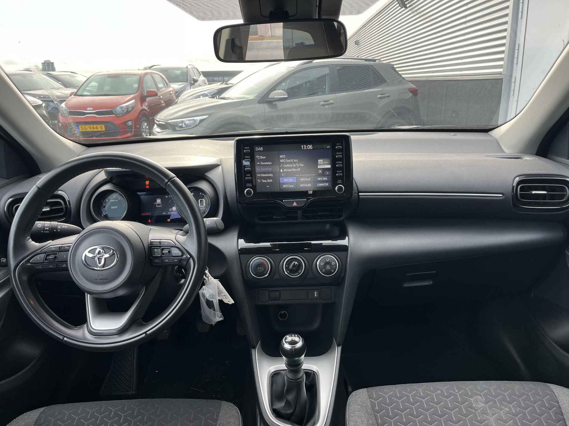 Toyota Yaris Cross 1.5 VVT-I Active Incl: AppleCarplay / AndroidAuto, Metallic Lak, Airco, LM velgen, ParkeerhulpCamera, Trekhaak. - 22/47