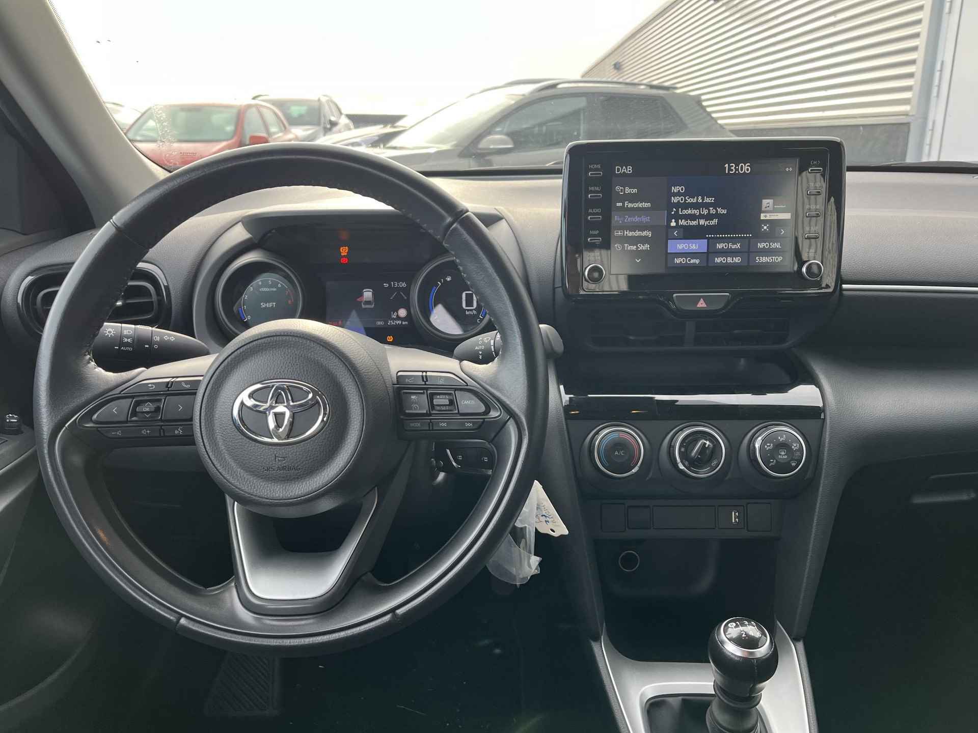 Toyota Yaris Cross 1.5 VVT-I Active Incl: AppleCarplay / AndroidAuto, Metallic Lak, Airco, LM velgen, ParkeerhulpCamera, Trekhaak. - 23/47