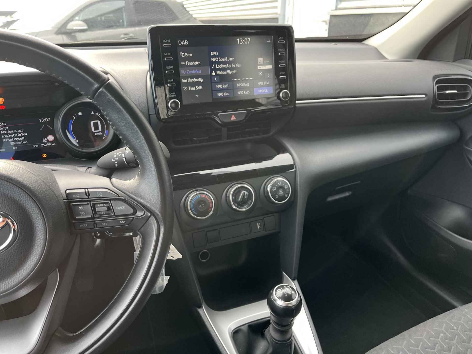 Toyota Yaris Cross 1.5 VVT-I Active Incl: AppleCarplay / AndroidAuto, Metallic Lak, Airco, LM velgen, ParkeerhulpCamera, Trekhaak. - 31/47