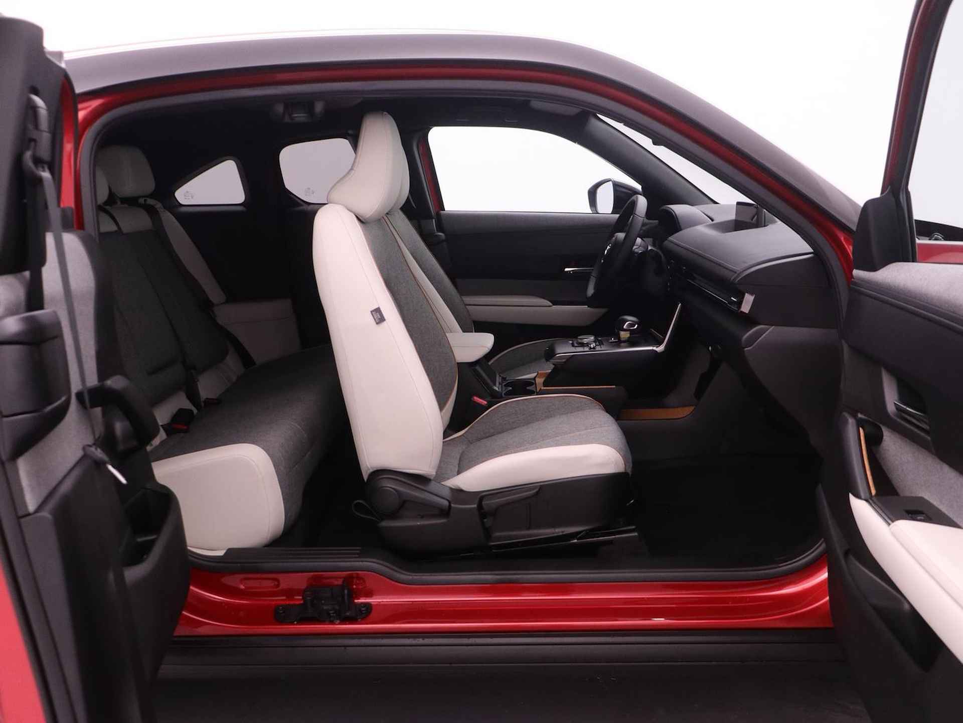 Mazda MX-30 e-SkyActiv R-EV 170 Advantage | Plug-in hybride | € 7250,- Voorraad Voordeel | - 12/35