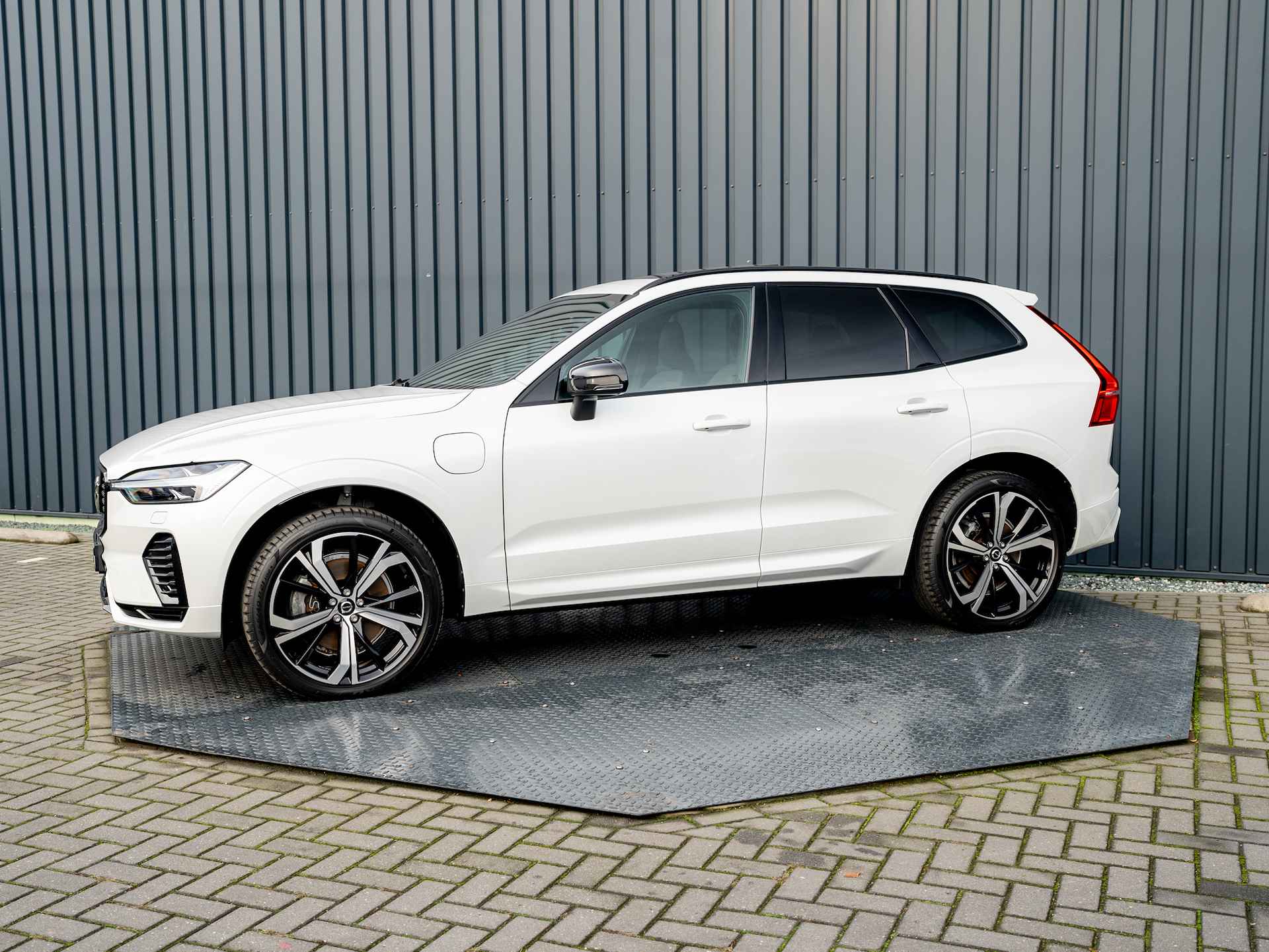 Volvo XC60 2.0 Recharge T6 AWD Plus Dark LongRange | Harman/Kardon | Trekhaak wegkl. | Panodak | HeadUp | Prijs Rijklaar!! - 3/51