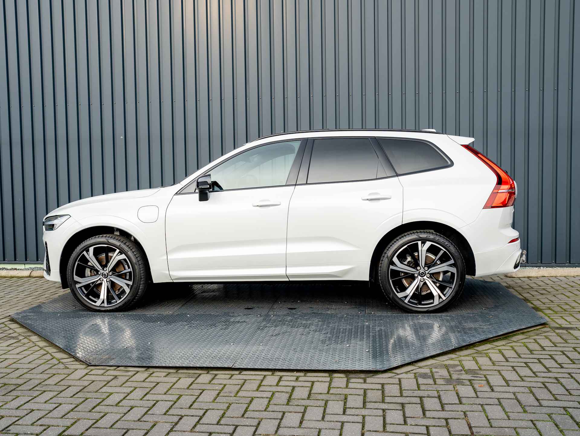 Volvo XC60 2.0 Recharge T6 AWD Plus Dark LongRange | Harman/Kardon | Trekhaak wegkl. | Panodak | HeadUp | Prijs Rijklaar!! - 4/51