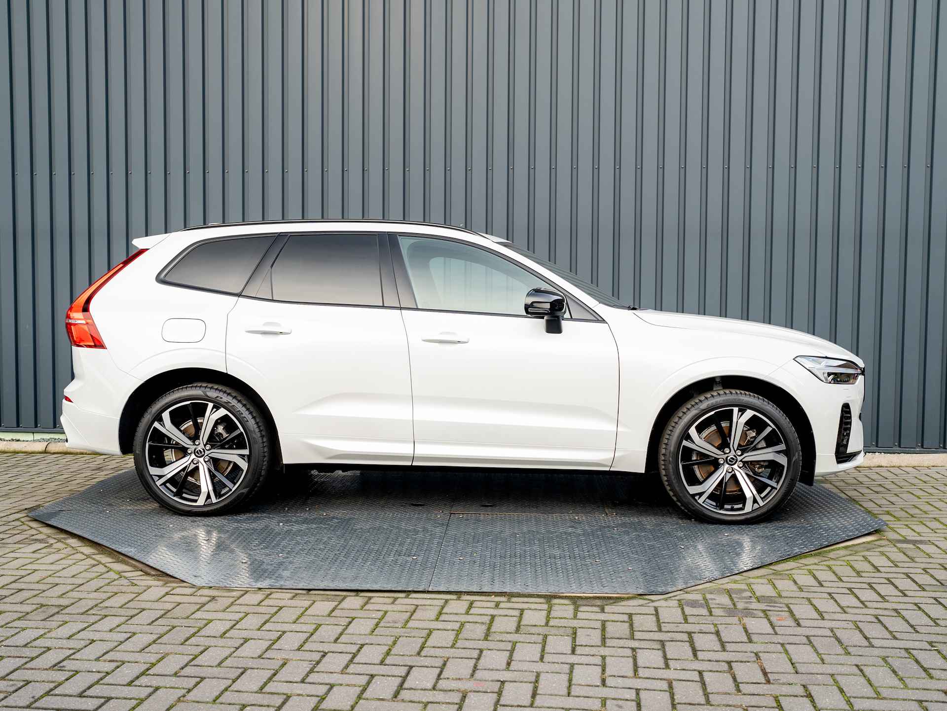 Volvo XC60 2.0 Recharge T6 AWD Plus Dark LongRange | Harman/Kardon | Trekhaak wegkl. | Panodak | HeadUp | Prijs Rijklaar!! - 25/51