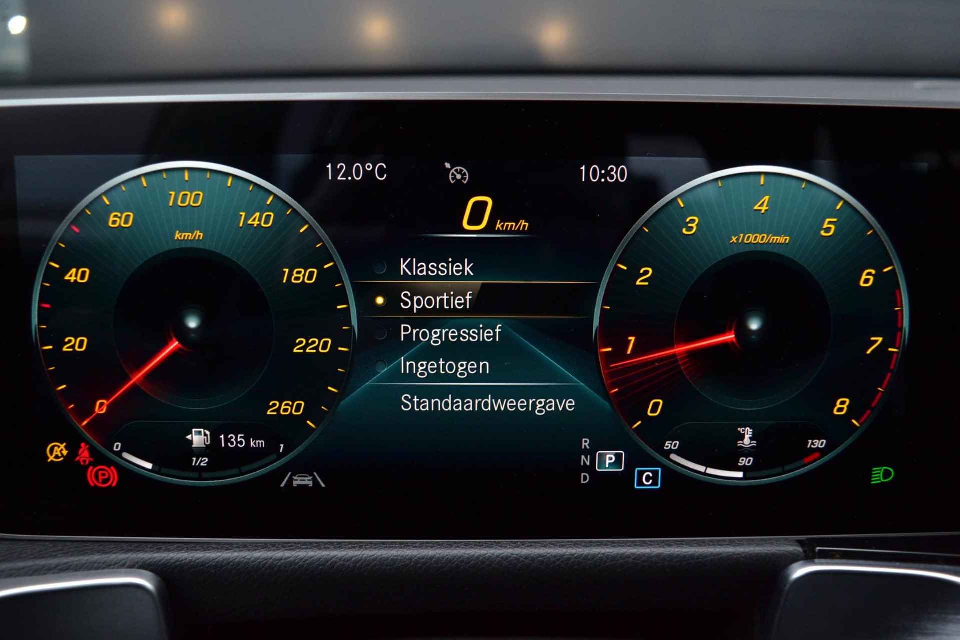 Mercedes-Benz GLB GLB 200 Automaat Business Solution | LED | Afneembare Trekhaak | Parktronic | Stoelverwarming | Spiegelpakket | Camera | Licht en Zichtpakket - 26/27