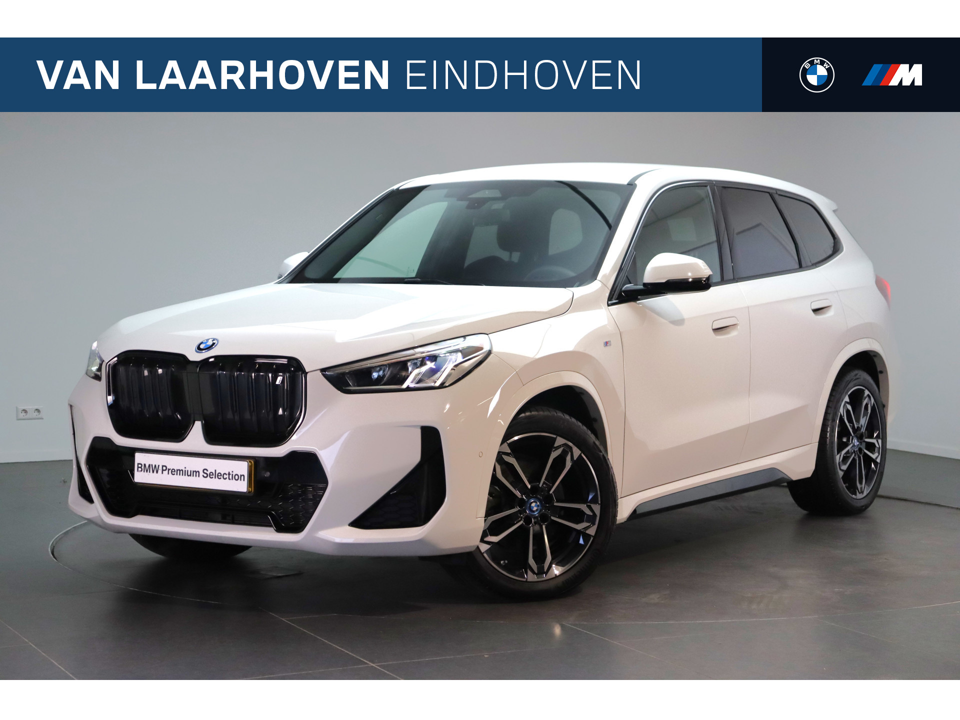 BMW iX1 xDrive30 High Executive M Sport / Adaptief M Onderstel / Sportstoelen / Stoelverwarming / Parking Assistant / Harman Kardon