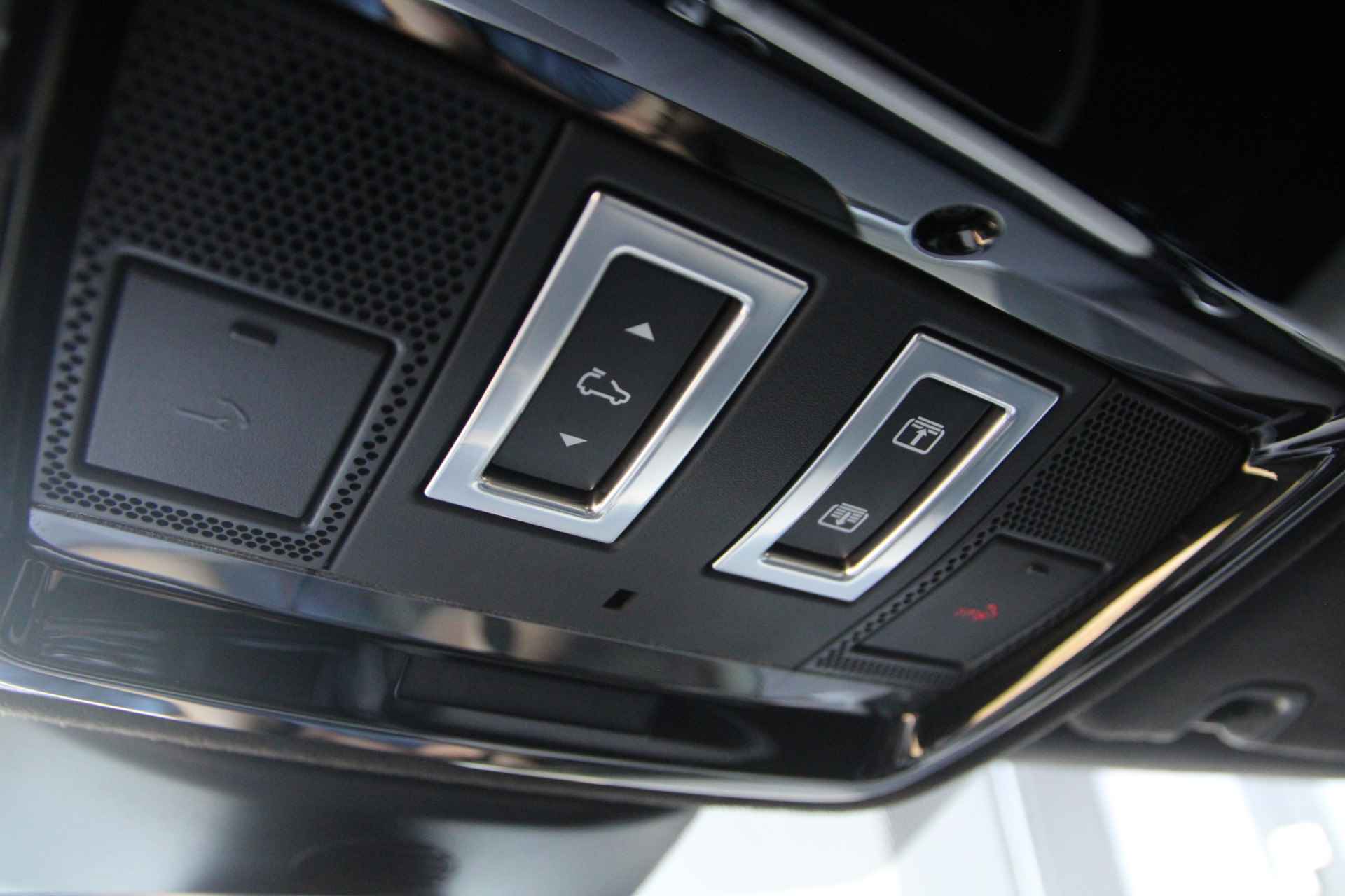 Land Rover Range Rover Sport 3.0 P400 MHEV HST Carbon Interieur en Exterieur - 30/43