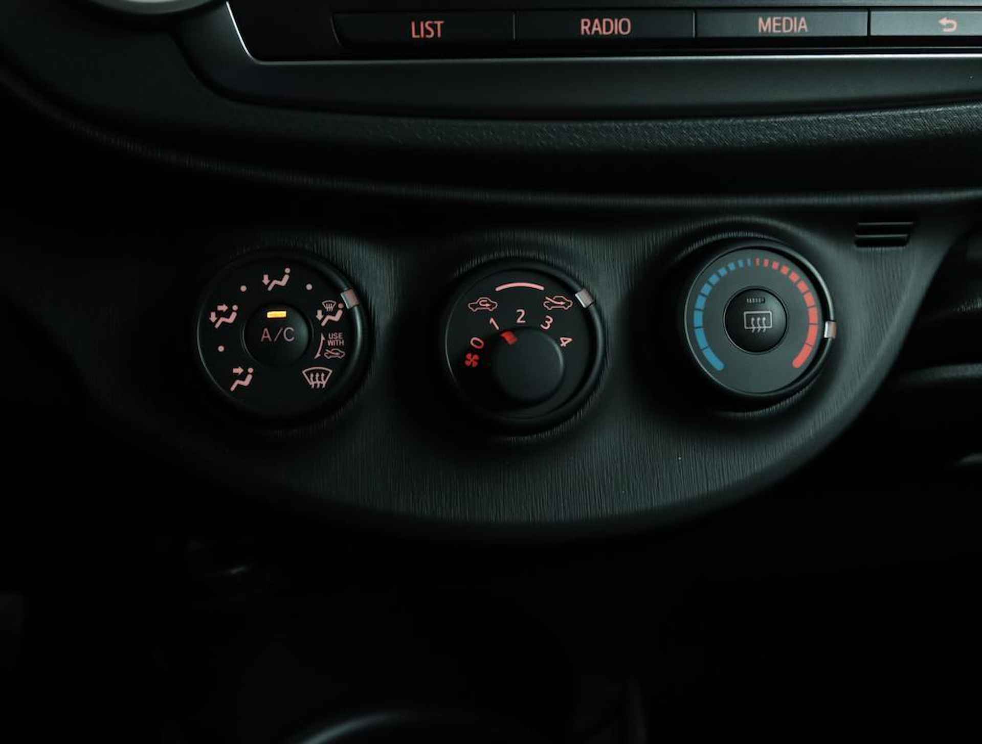 Toyota Yaris 1.3 VVT-i Comfort | Airco | Trekhaak | Elektrische ramen | Radio/ CD speler | - 7/42