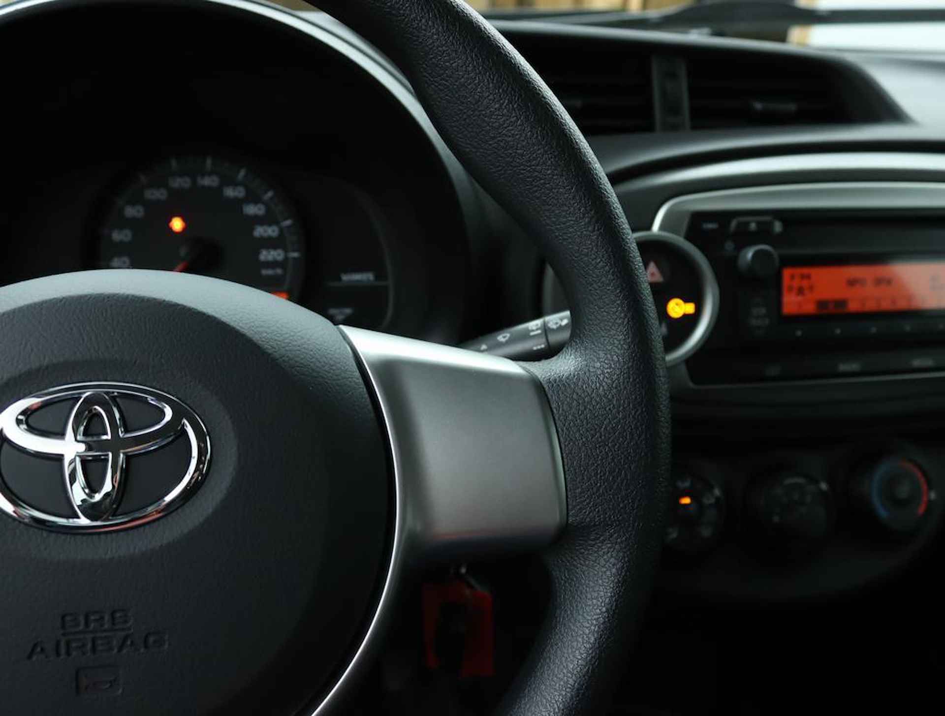 Toyota Yaris 1.3 VVT-i Comfort | Airco | Trekhaak | Elektrische ramen | Radio/ CD speler | - 19/42