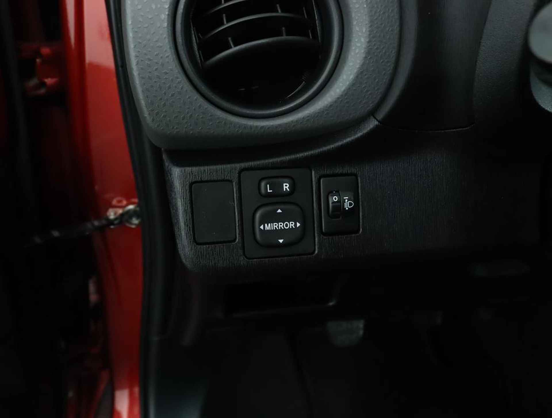 Toyota Yaris 1.3 VVT-i Comfort | Airco | Trekhaak | Elektrische ramen | Radio/ CD speler | - 27/42
