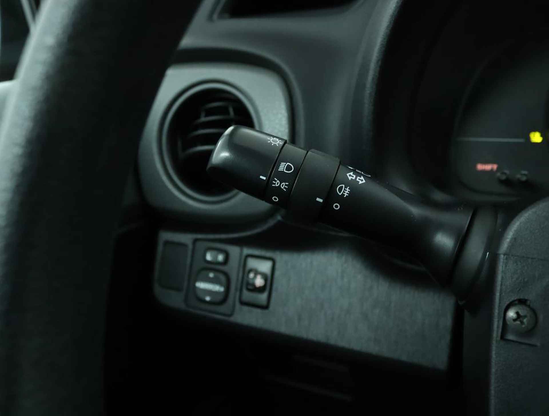 Toyota Yaris 1.3 VVT-i Comfort | Airco | Trekhaak | Elektrische ramen | Radio/ CD speler | - 28/42
