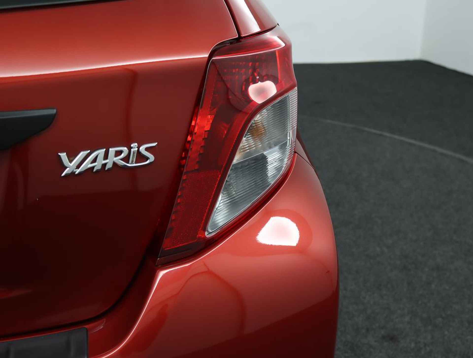 Toyota Yaris 1.3 VVT-i Comfort | Airco | Trekhaak | Elektrische ramen | Radio/ CD speler | - 33/42