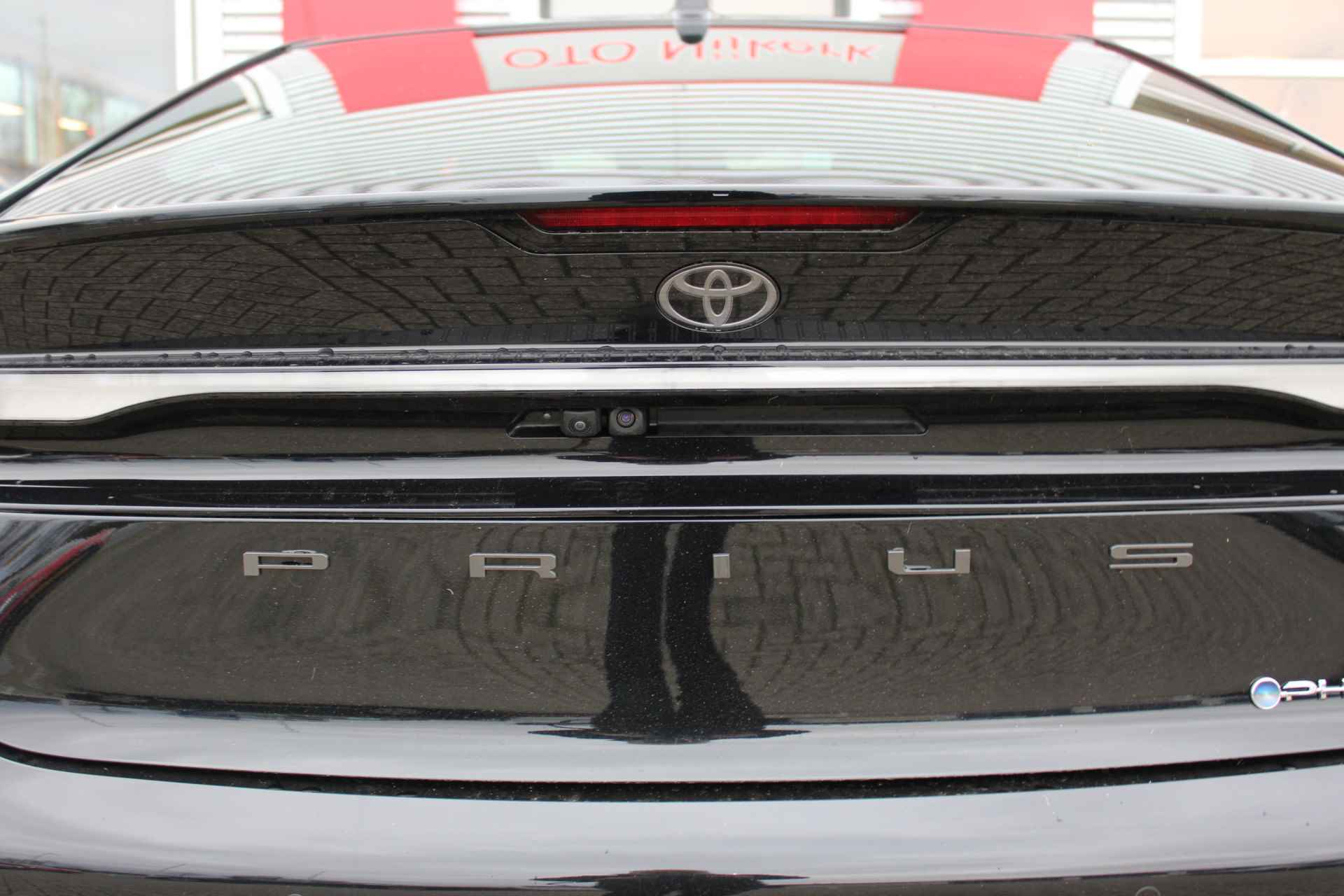 Toyota Prius 2.0 Plug-in Executive - 12/54