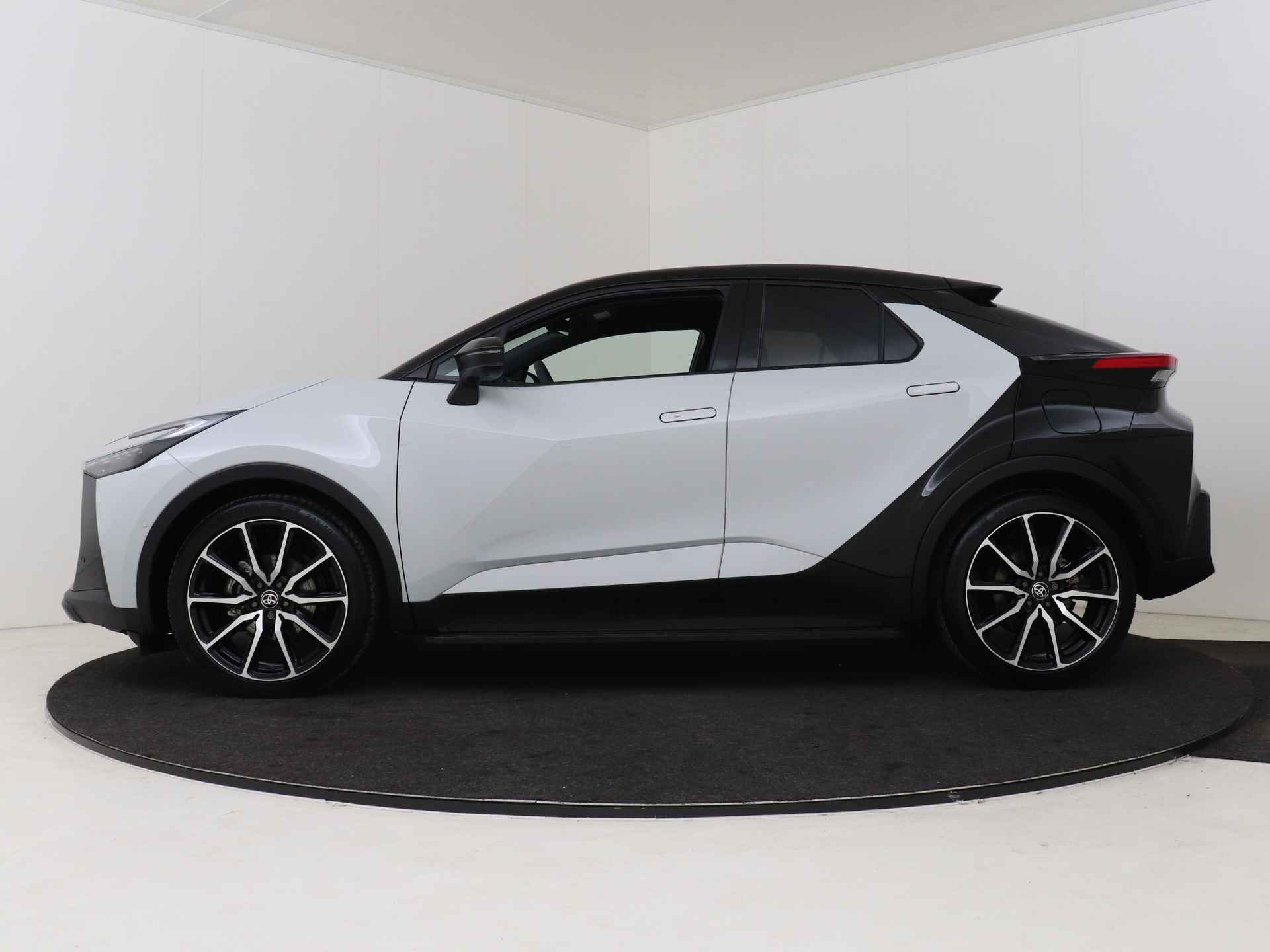 Toyota C-HR 2.0 Hybrid 200 GR SPORT Première Edition I Navigatie I Climate Control I Cruise Control Adaptief I Camera Rondom I 1e Eigenaar I Subwoofer I Stoelverwarming Voor I Keyless Entry/Start I - 4/57