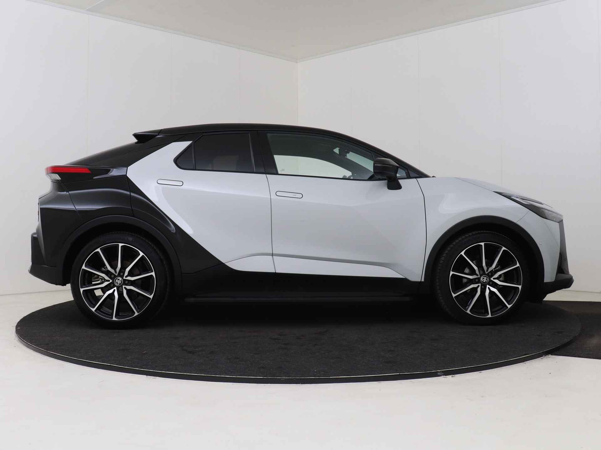 Toyota C-HR 2.0 Hybrid 200 GR SPORT Première Edition I Navigatie I Climate Control I Cruise Control Adaptief I Camera Rondom I 1e Eigenaar I Subwoofer I Stoelverwarming Voor I Keyless Entry/Start I - 16/57