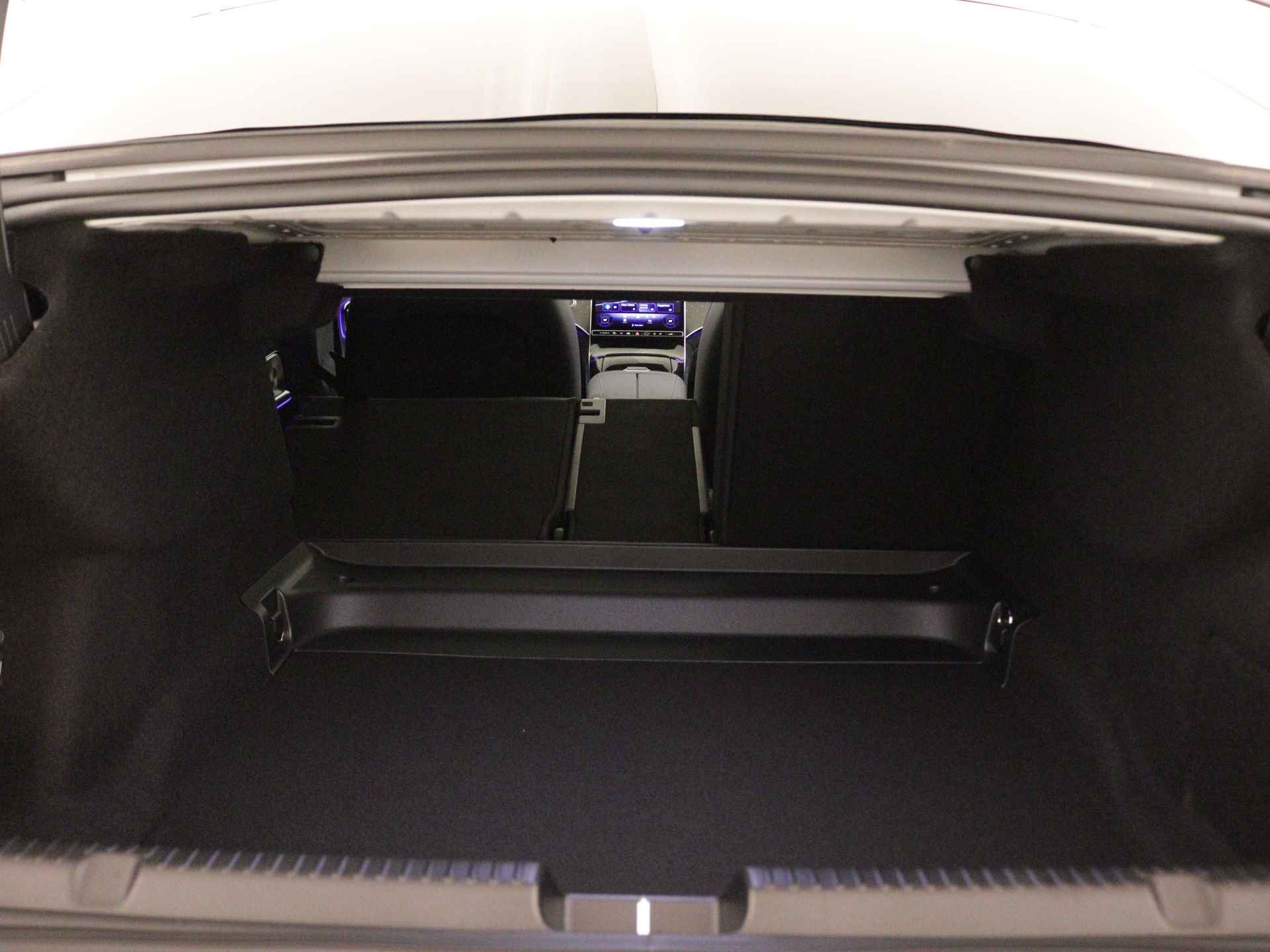 Mercedes-Benz EQE 300 Sport Edition 89 kWh | Panoramisch schuifdak | Nightpakket | AMG-spoilerlip | KEYLESS GO-pakket | Burmester® 3D-Surround sound system |  Rijassistentiepakket plus | USB-pakket plus | - 35/36