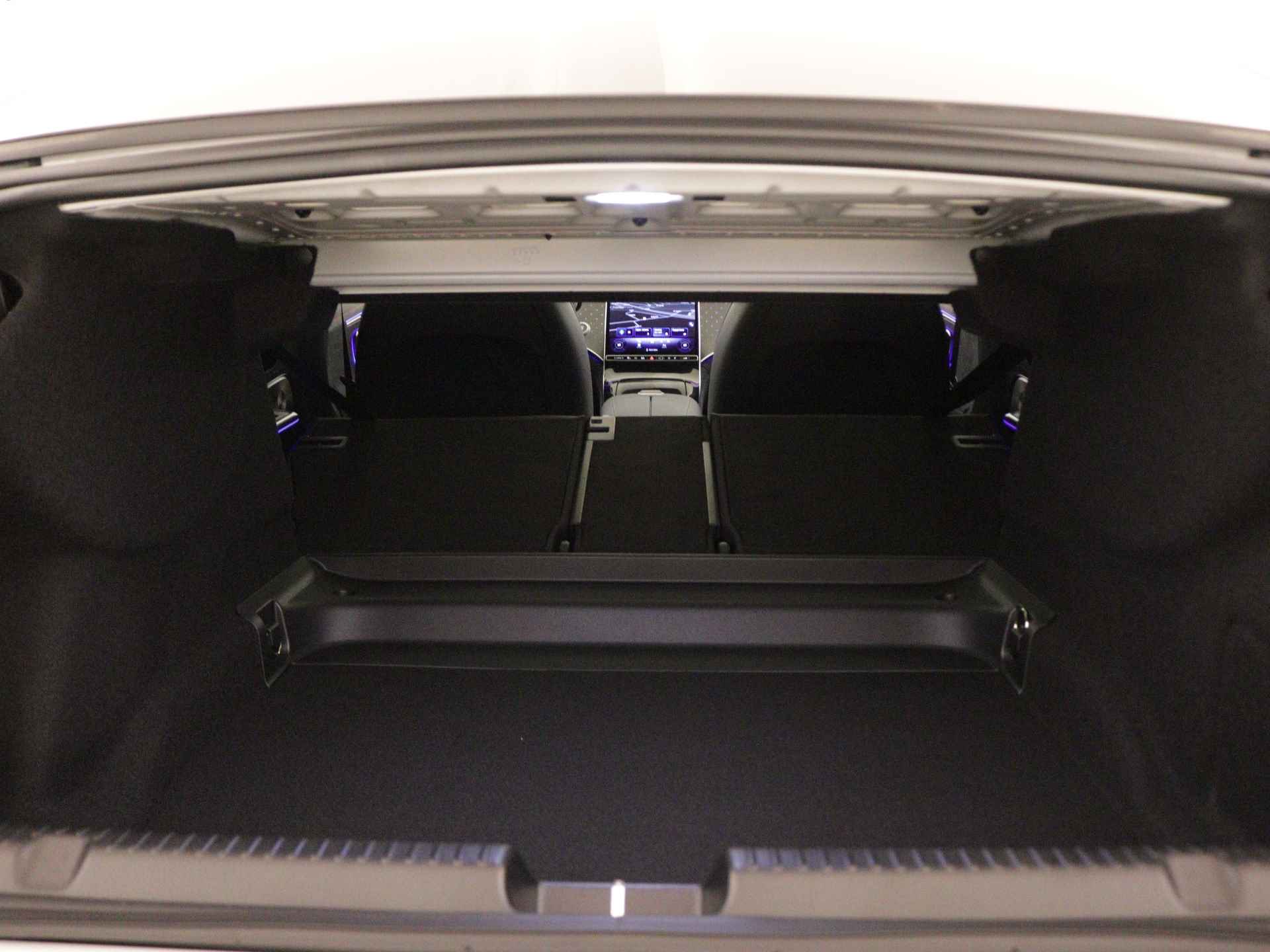 Mercedes-Benz EQE 300 Sport Edition 89 kWh | Panoramisch schuifdak | Nightpakket | AMG-spoilerlip | KEYLESS GO-pakket | Burmester® 3D-Surround sound system |  Rijassistentiepakket plus | USB-pakket plus | - 36/36