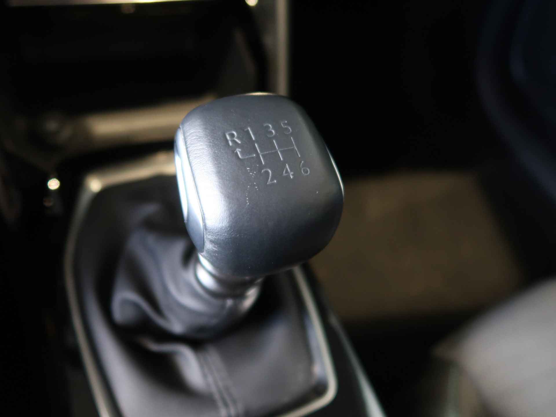 Peugeot 208 1.2 Benzine 100pk Luxe Allure Pack * Parkeer Camera * 1/2 Leder * L.M. Velgen * Stoelverwarming * DAB+ Radio * Apple Car Play * Stop Start Button * Keyless entree * Geel * - 17/40