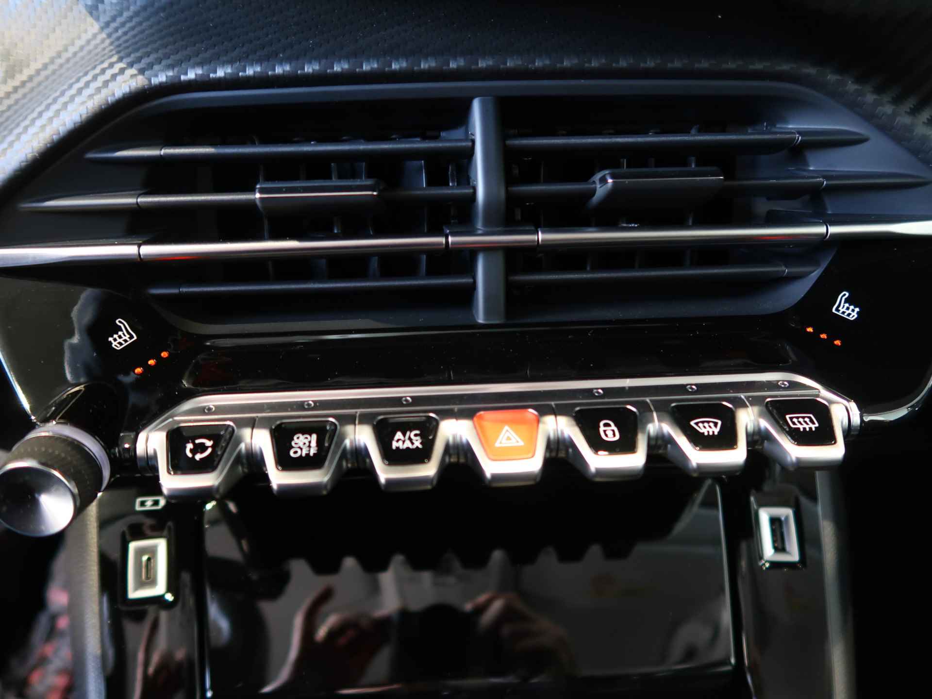 Peugeot 208 1.2 Benzine 100pk Luxe Allure Pack * Parkeer Camera * 1/2 Leder * L.M. Velgen * Stoelverwarming * DAB+ Radio * Apple Car Play * Stop Start Button * Keyless entree * Geel * - 21/40