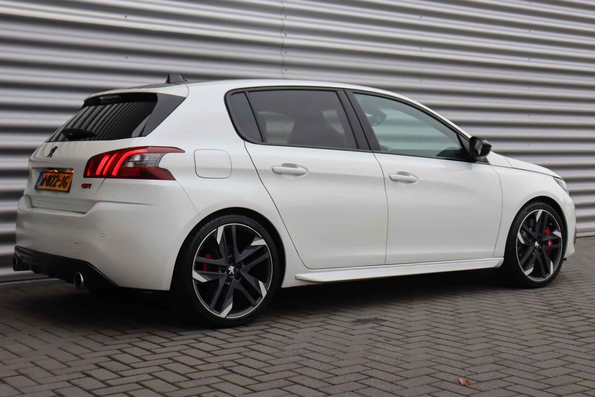 Peugeot 308 1.6 PURETECH 263PK 5-DRS GTI BY PEUGEOT SPORT / NAVI / LEDER / CLIMA / PDC / 19" BI-COLOR / UNIEK / CAMERA / DENON / KEYLESS / F - 7/42