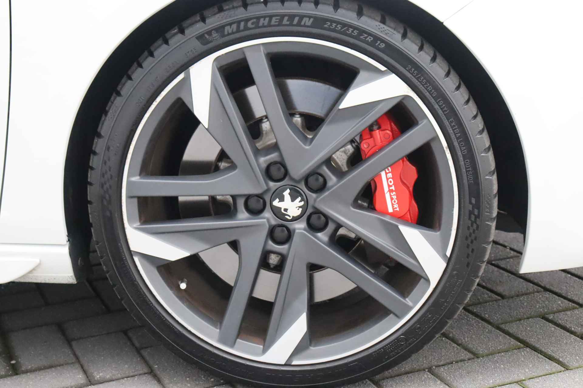 Peugeot 308 1.6 PURETECH 263PK 5-DRS GTI BY PEUGEOT SPORT / NAVI / LEDER / CLIMA / PDC / 19" BI-COLOR / UNIEK / CAMERA / DENON / KEYLESS / F - 14/42