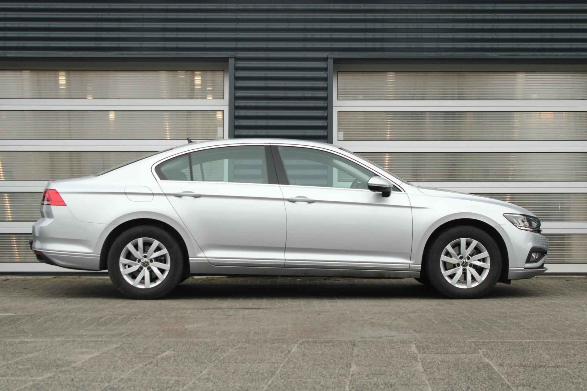 Volkswagen Passat 1.5 TSI 150pk DSG Business | Trekhaak Afneembaar | Digital Cockpit Pro | Navigatie | Apple Carplay/Android Auto - 3/52