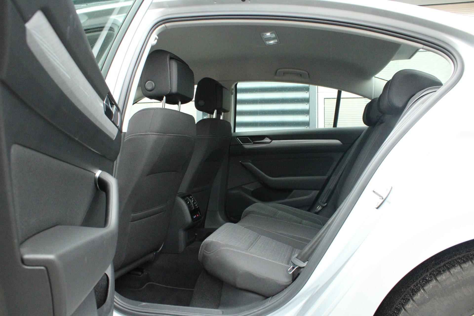 Volkswagen Passat 1.5 TSI 150pk DSG Business | Trekhaak Afneembaar | Digital Cockpit Pro | Navigatie | Apple Carplay/Android Auto - 21/52