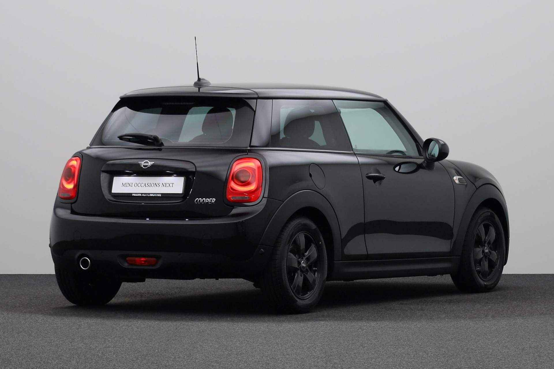 MINI 3-deurs 1.5 Cooper | Cruise Control | ISOFIX | MINI Connected | Airconditioning | PDC Achter | Navigatie systeem - 2/24