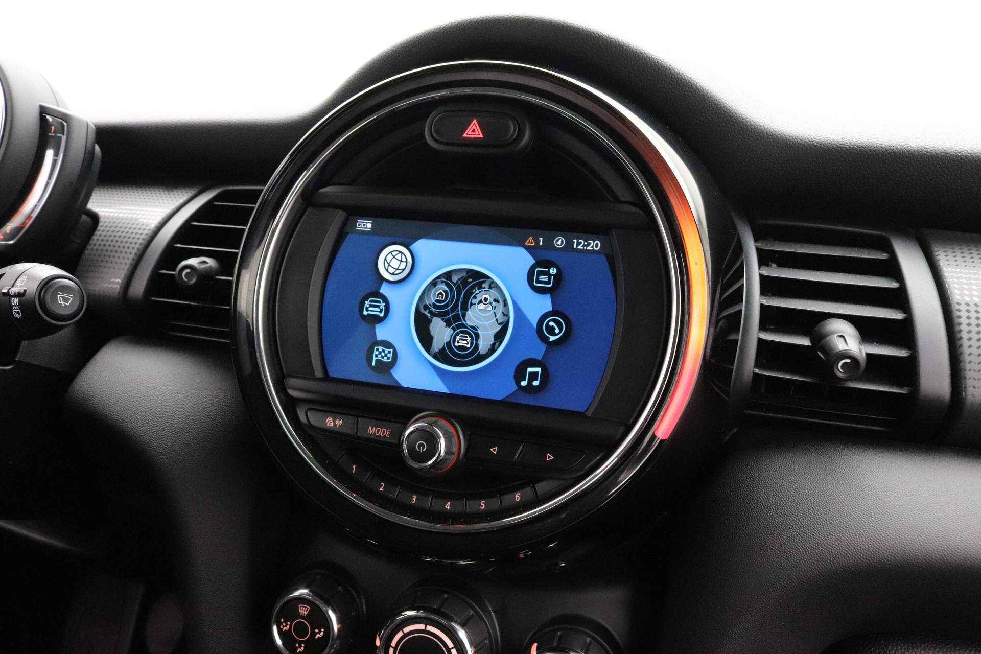 MINI 3-deurs 1.5 Cooper | Cruise Control | ISOFIX | MINI Connected | Airconditioning | PDC Achter | Navigatie systeem - 18/24