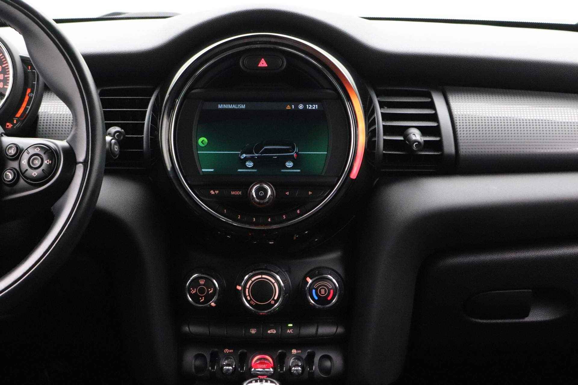 MINI 3-deurs 1.5 Cooper | Cruise Control | ISOFIX | MINI Connected | Airconditioning | PDC Achter | Navigatie systeem - 21/24