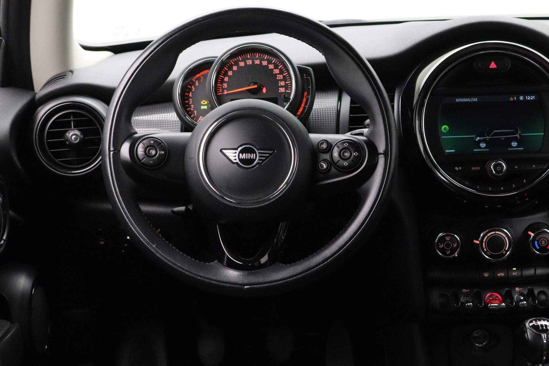 MINI 3-deurs 1.5 Cooper | Cruise Control | ISOFIX | MINI Connected | Airconditioning | PDC Achter | Navigatie systeem - 24/24