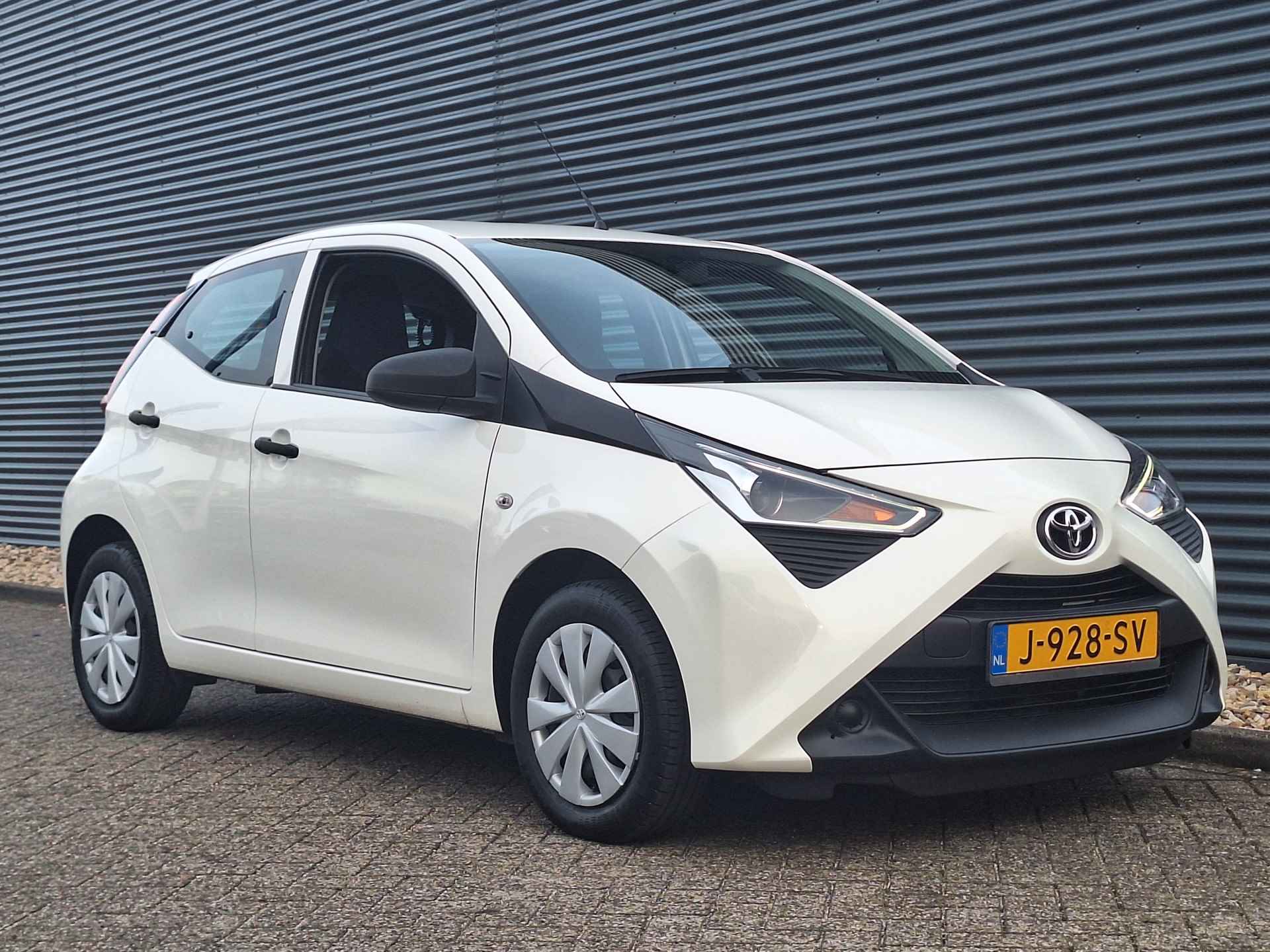 Toyota Aygo 1.0 VVT-i x-fun | Airco | Bluetooth | Electrische Ramen Voor | Speedlimiter | - 3/43