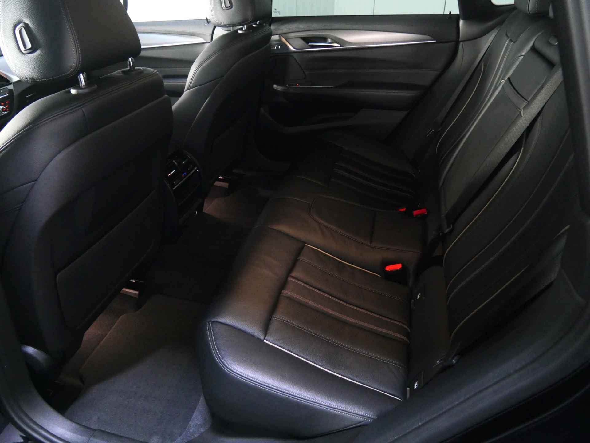 BMW 6 Serie Gran Turismo 630d High Executive M Sport Automaat / Sportstoelen / Achteruitrijcamera / Comfort Access / Navigatie Professional / Stoelverwarming - 28/50