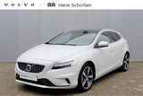 Volvo V40 T3 AUT6 152PK Polar+ Sport, Verwarmbare voorstoelen, Glazen panoramadak, DAB+ radio, Alarm Klasse 3, Keyless Entry & Go, Park Assist voor en achter met camera, Nubuck/Lederen bekleding, Extra getint glas achter, 17" Lichtmetalen velgen, R-Design dubbele uitlaat met diffuser