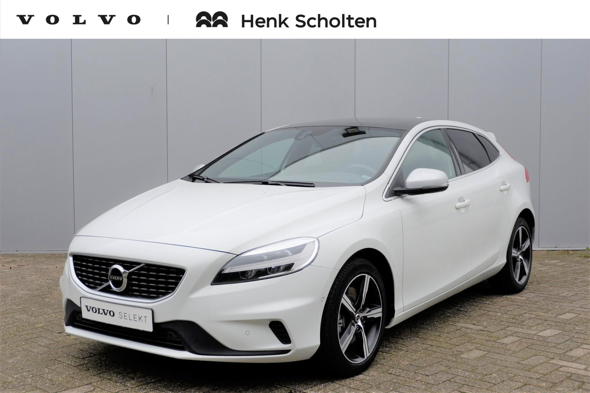 Volvo V40 T3 AUT6 152PK Polar+ Sport, Verwarmbare voorstoelen, Glazen panoramadak, DAB+ radio, Alarm Klasse 3, Keyless Entry & Go, Park Assist voor en achter met camera, Nubuck/Lederen bekleding, Extra getint glas achter, 17" Lichtmetalen velgen, R-Design dubbele uitlaat met diffuser