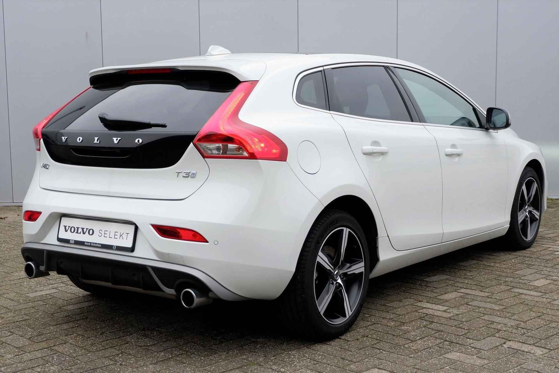 Volvo V40 T3 AUT6 152PK Polar+ Sport, Verwarmbare voorstoelen, Glazen panoramadak, DAB+ radio, Alarm Klasse 3, Keyless Entry & Go, Park Assist voor en achter met camera, Nubuck/Lederen bekleding, Extra getint glas achter, 17" Lichtmetalen velgen, R-Design dubbele uitlaat met diffuser - 2/23