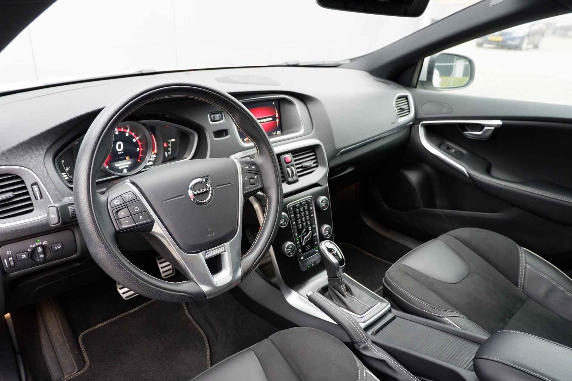 Volvo V40 T3 AUT6 152PK Polar+ Sport, Verwarmbare voorstoelen, Glazen panoramadak, DAB+ radio, Alarm Klasse 3, Keyless Entry & Go, Park Assist voor en achter met camera, Nubuck/Lederen bekleding, Extra getint glas achter, 17" Lichtmetalen velgen, R-Design dubbele uitlaat met diffuser - 3/23