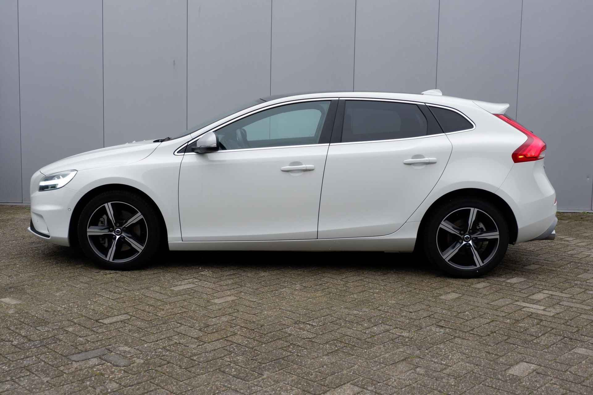 Volvo V40 T3 AUT6 152PK Polar+ Sport, Verwarmbare voorstoelen, Glazen panoramadak, DAB+ radio, Alarm Klasse 3, Keyless Entry & Go, Park Assist voor en achter met camera, Nubuck/Lederen bekleding, Extra getint glas achter, 17" Lichtmetalen velgen, R-Design dubbele uitlaat met diffuser - 9/23