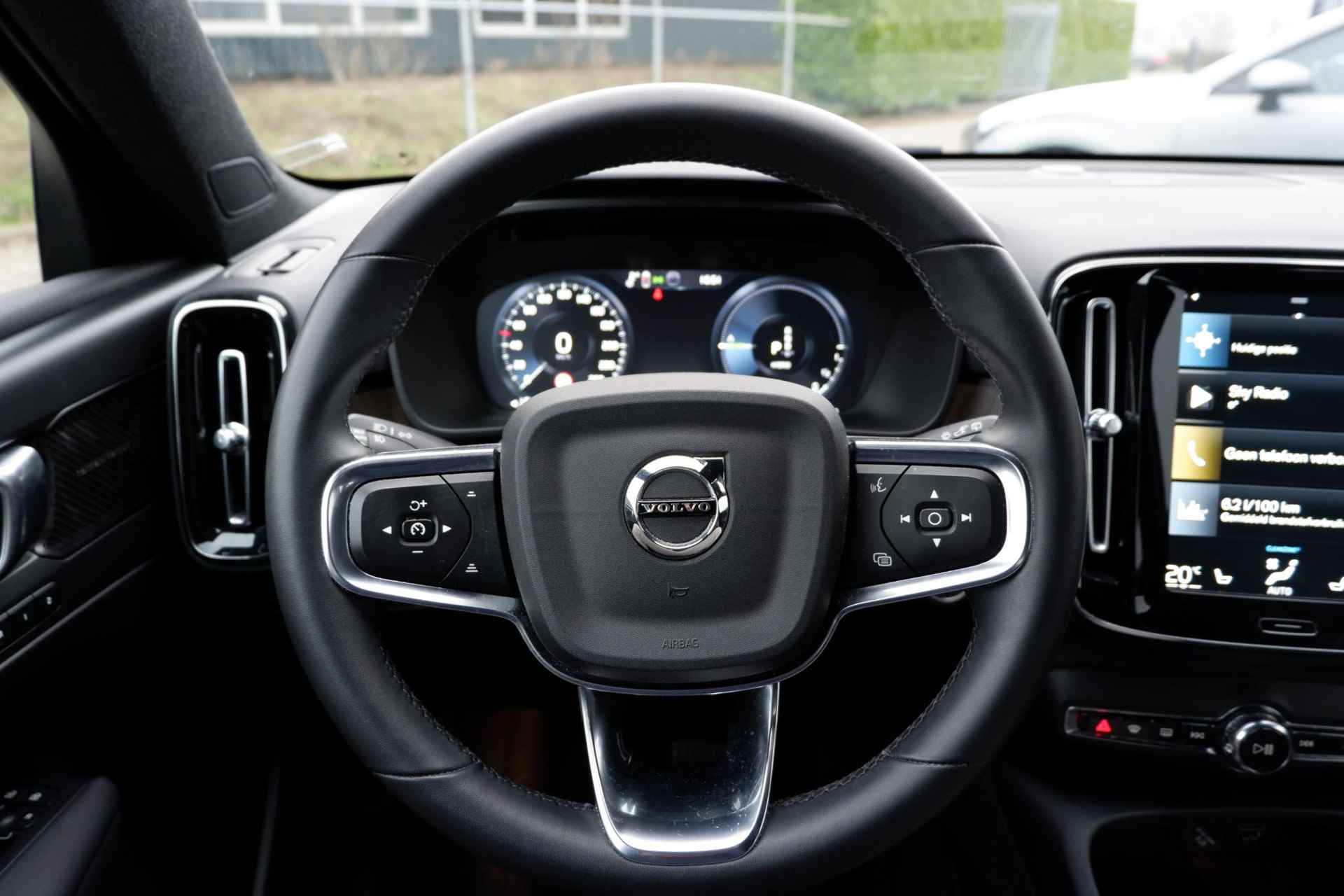 Volvo XC40 T4 Plug-in hybrid AUT7 211PK Plus Dark, Trekhaak semi elektrisch inklapbaar | Harman Kardon premium audio | Microtech/Nubuck bekleding | 18" Lichtmetalen velgen All-Season | Adaptieve Cruise Control met Pilot Assist | Stoel- & Stuurwielverwarming - 4/35