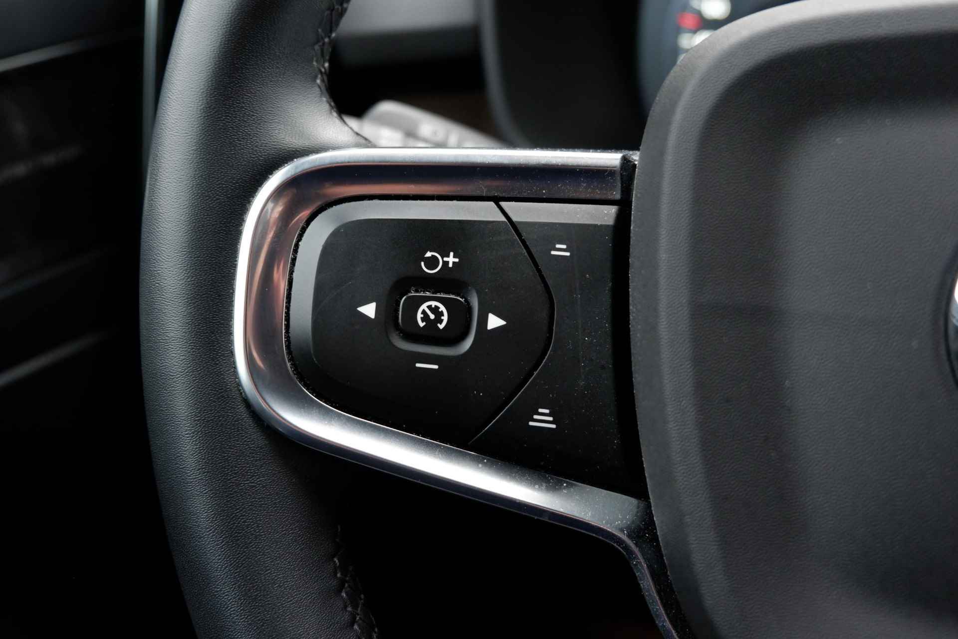 Volvo XC40 T4 Plug-in hybrid AUT7 211PK Plus Dark, Trekhaak semi elektrisch inklapbaar | Harman Kardon premium audio | Microtech/Nubuck bekleding | 18" Lichtmetalen velgen All-Season | Adaptieve Cruise Control met Pilot Assist | Stoel- & Stuurwielverwarming - 14/35