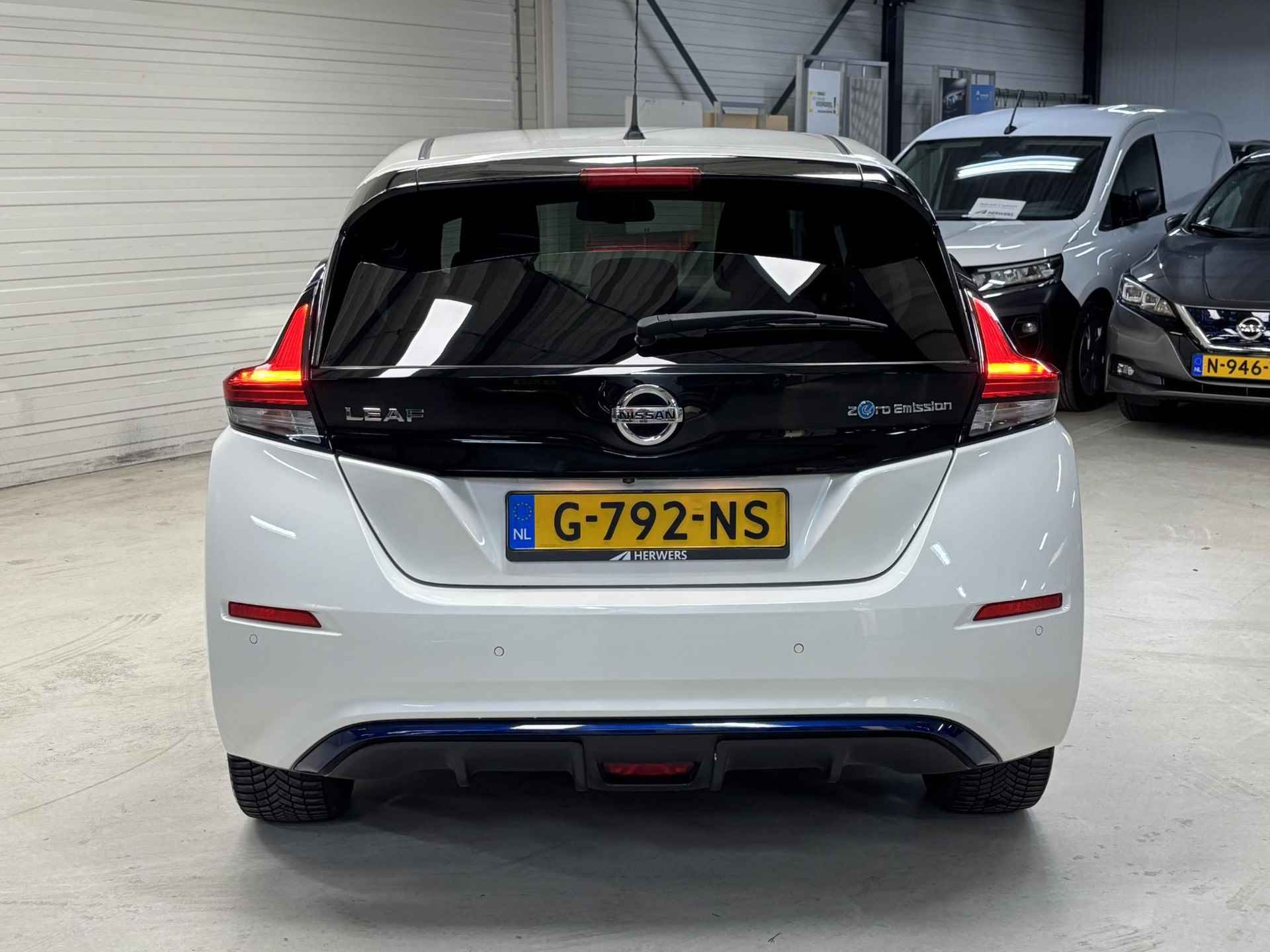 Nissan LEAF Tekna 40 kWh AUTOMAAT / Achterbank, voorstoelen + stuurwiel verwarmd / Automatische airco / Apple Car Play & Android Auto / Lichtmetalen velgen 17" / Navigatiesysteem full map / Parkeersensoren voor + achter - 13/41