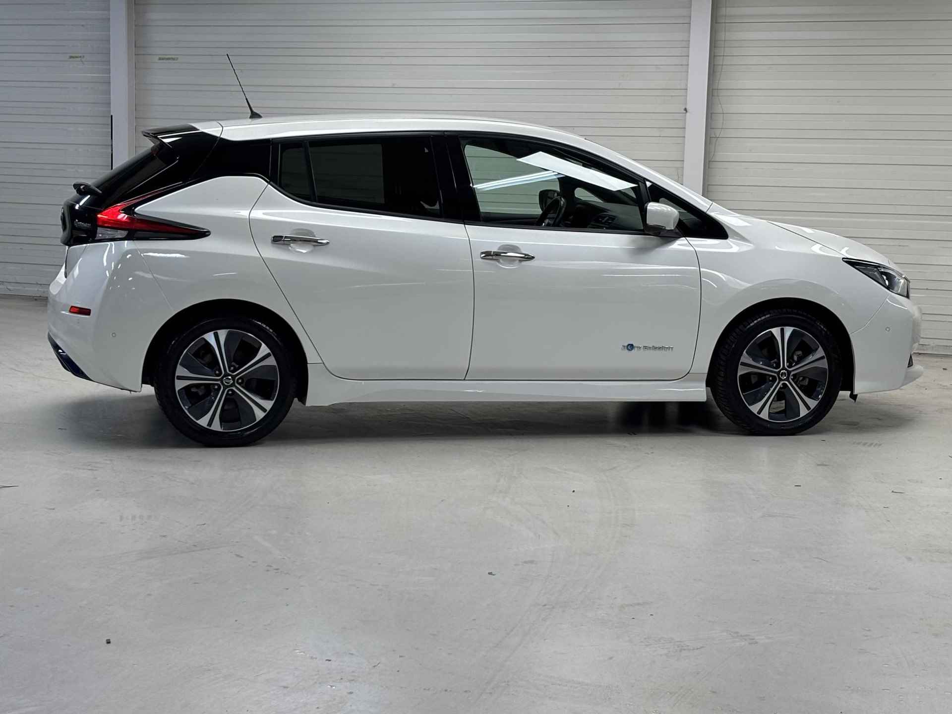 Nissan LEAF Tekna 40 kWh AUTOMAAT / Achterbank, voorstoelen + stuurwiel verwarmd / Automatische airco / Apple Car Play & Android Auto / Lichtmetalen velgen 17" / Navigatiesysteem full map / Parkeersensoren voor + achter - 16/41