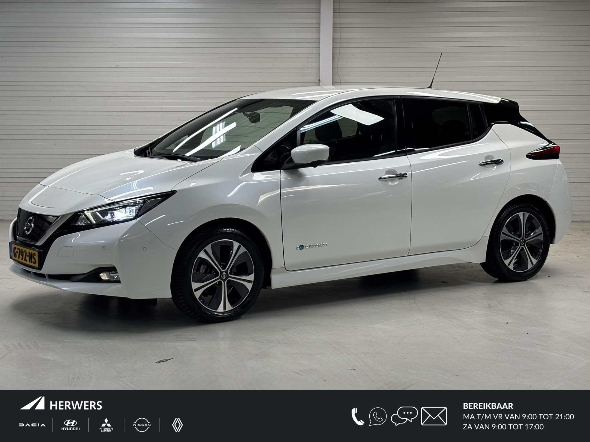 Nissan LEAF Tekna 40 kWh AUTOMAAT / Achterbank, voorstoelen + stuurwiel verwarmd / Automatische airco / Apple Car Play & Android Auto / Lichtmetalen velgen 17" / Navigatiesysteem full map / Parkeersensoren voor + achter