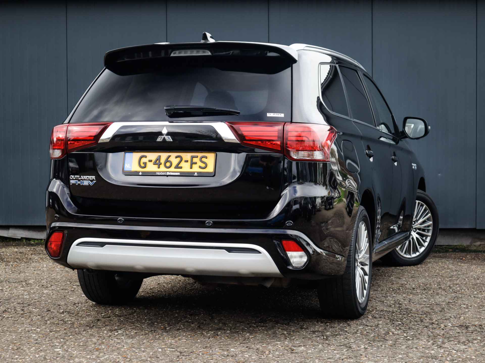 Mitsubishi Outlander 2.4 PHEV Intense+ (135 PK) 2e-Eig, Mitsubishi-Dealer-Onderh, 12-Mnd-BOVAG, NL-Auto, Leer, Panoramadak, Navigatie/Apple-Carplay/Android-Auto, Cruisecontrol, Achteruitrijcamera, Keyless-Entry/Start, Parkeersensoren-V+A, Premium-Audio, Elek.-Achterklep, Stoel/Stuur-Verwarming, Lm-Velgen-18Inch, Privacy-Glas - 4/44