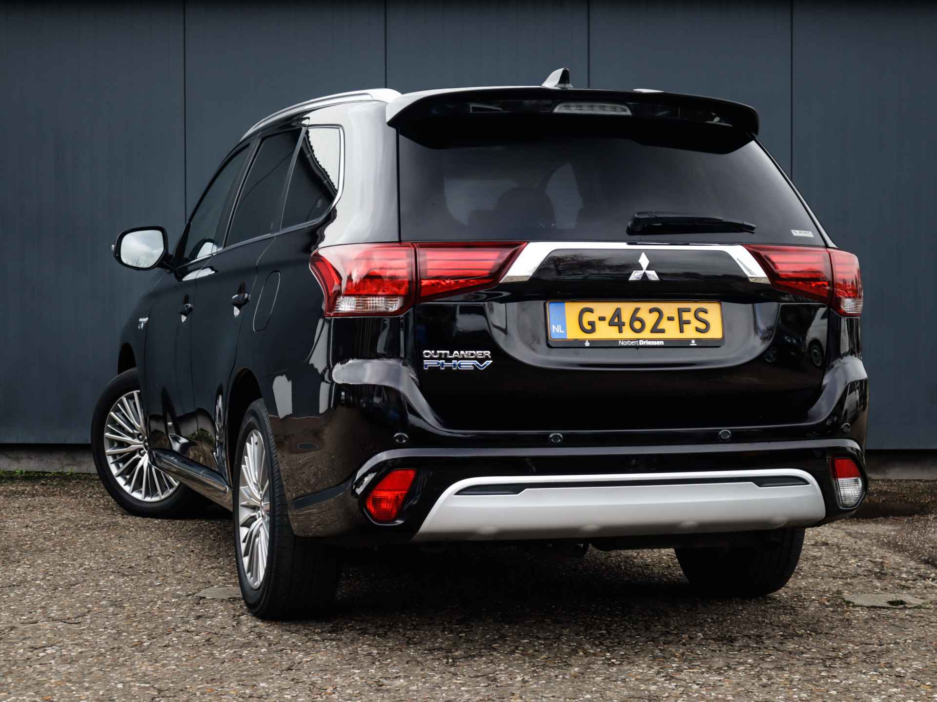 Mitsubishi Outlander 2.4 PHEV Intense+ (135 PK) 2e-Eig, Mitsubishi-Dealer-Onderh, 12-Mnd-BOVAG, NL-Auto, Leer, Panoramadak, Navigatie/Apple-Carplay/Android-Auto, Cruisecontrol, Achteruitrijcamera, Keyless-Entry/Start, Parkeersensoren-V+A, Premium-Audio, Elek.-Achterklep, Stoel/Stuur-Verwarming, Lm-Velgen-18Inch, Privacy-Glas - 16/44